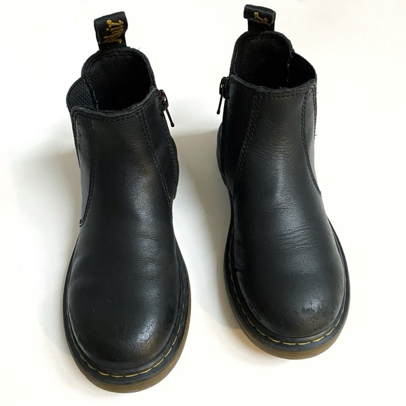 DR. MARTENS JUNIOR 2976 BLACK SOFTY T LEATHER CHELSEA ANKLE BOOTS stretchy side - Picture 4 of 11